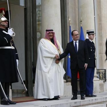 French President Francois Hollande (R) welcomes Crown Prince Mohammed bin Nayef of Saudi Arabia at the Elysee Palace in Paris, France, March 4, 2016.