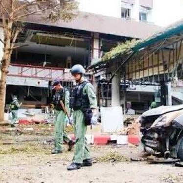 Thai security personnel inspect the site of bomb attacks at Southern View Hotel in Pattani Province on August 23, 2016. (C)2016 Khaosod. 
