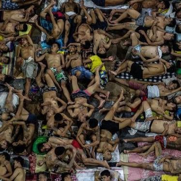 Inmates sleep on the ground of an open basketball court inside the Quezon City jail at night in Manila, Philippine, July 19, 2016.