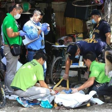 菲律宾国家警察（PNP）扫毒行动击毙五名涉嫌药贩，鉴识人员正在检验其中一具遗体，菲律宾马尼拉都会区奎阿坡市，2016年7月3日。