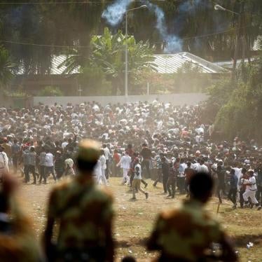 Protestors run from tear gas launched by security personnel during the Irecha, the thanks giving festival of the Oromo people in Bishoftu town of Oromia region, Ethiopia, October 2, 2016.