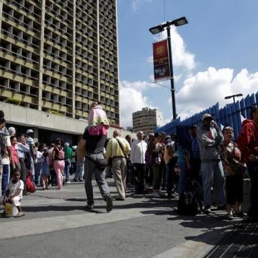 People queue to deposit their 100 bolivar notes, near Venezuela's Central Bank in Caracas, Venezuela December 16, 2016. 