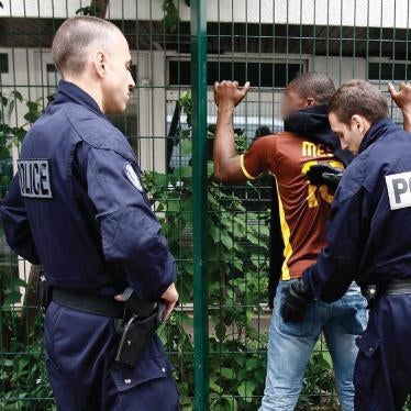 Policiers effectuent un contrôle d’identité etpalpation d’un jeune à Paris, France. 06.06.2011 © 2011 Ludovic/Rea/Redux