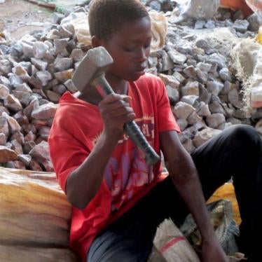 一名12岁男孩以手工敲碎矿石，摄于加纳阿散蒂地区（Ashanti Region）中阿曼西县（Amansie Central）的洪马色（Homase）处理场。