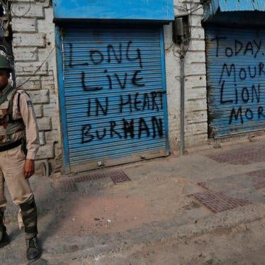 An Indian policeman stands guard in front of the closed shops painted with graffiti during a curfew in Srinagar July 12, 2016. REUTERS/Danish Ismail