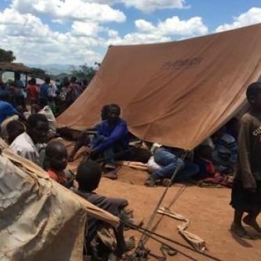 Mais de 6000 requerentes de asilo, a maioria dos quais mulheres e crianças, vivem no campo sobrelotado e improvisado de Kapise, no Malawi. Quando a Human Rights Watch visitou o local, o campo não dispunha de quaisquer instalações escolares. 