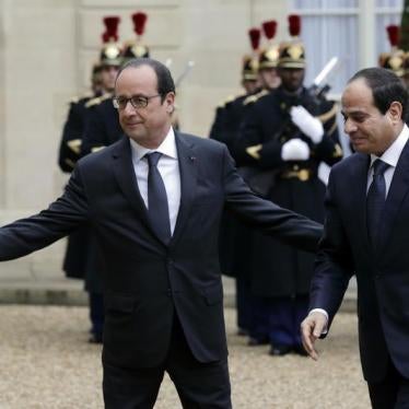 French President Francois Hollande welcomes Egyptian President Abdel Fattah al-Sisi as he arrives at the Elysee Palace in Paris, November 26, 2014. 