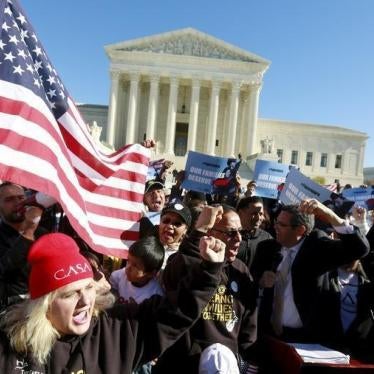 移民及社运人士在美国联邦最高法院前集会，纪念欧巴马总统颁布移民改革行政命令一周年，华盛顿特区，2015年11月20日摄。