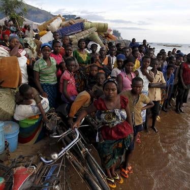 Burundian refugees gather on the shores of Lake Tanganyika in Kagunga village, Kigoma, in western Tanzania on May 17, 2015. 