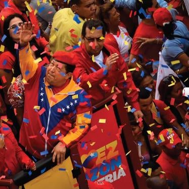 El 11 de junio de 2012, el Presidente Hugo Chávez saluda a sus partidarios el día en el cual registró su candidatura para la reelección en Caracas, Venezuela. 