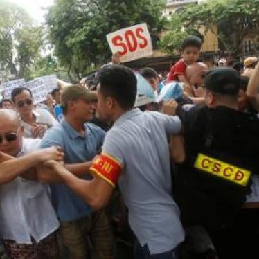 Police try to stop protesters who say they are demanding cleaner waters in the central regions after mass fish deaths in recent weeks, in Hanoi, Vietnam on May 1, 2016. 