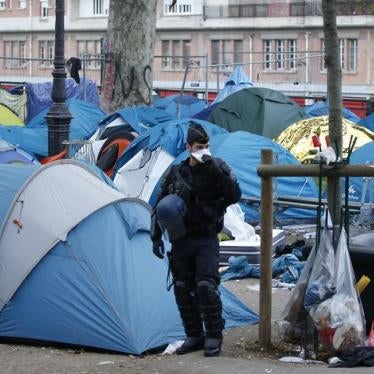 Les abus policiers contre des migrants en France doivent cesser