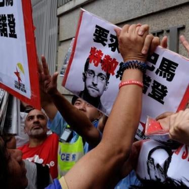 Protesters supporting Edward Snowden confront policemen as they demand that US President Barack Obama grant Snowden a pardon, outside the US Consulate in Hong Kong, China, on September 25, 2016.