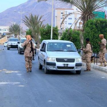 Hadrami elite forces guard Mukalla from Al-Qaeda by creating check-points. 