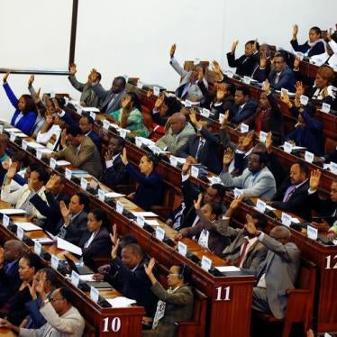 Ethiopian Members of Parliament raise their hands in favour of lifting the state of emergency, in Addis Ababa, Ethiopia, August 4, 2017.