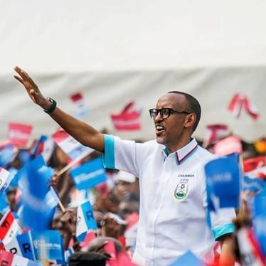 Rwandan President Paul Kagame of the ruling Rwandan Patriotic Front (RPF) waves to supporters during a rally in Nyanza, Rwanda, July 14, 2017. 