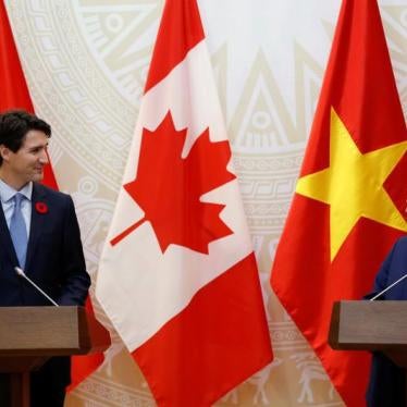 Canada's Prime Minister Justin Trudeau (L) attends a news conference with his Vietnamese counterpart Nguyen Xuan Phuc at the Government Office in Hanoi, Vietnam November 8, 2017.