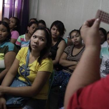 201711Asia_Philippines_BirthControl Women listen during a family planning lecture by a Likhaan NGO health worker at a reproductive health clinic in Tondo, metro Manila, Philippines January 12, 2016.