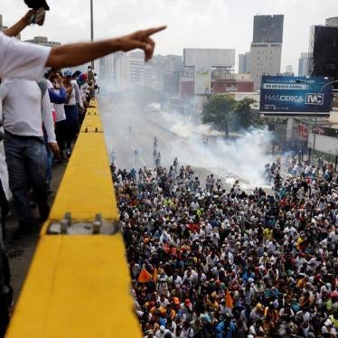 Demonstrators clash with riot police during the so-called "mother of all marches" against Venezuela's President Nicolas Maduro in Caracas, Venezuela April 19, 2017. 