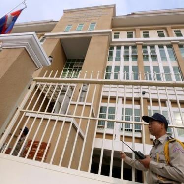 A police officer stands guard in front of the Phnom Penh Municipal Court during the trial of Chuop Somlap, who is accused of murdering the political commentator and prominent government critic Kem Ley, in Phnom Penh, Cambodia, March 1, 2017. REUTERS/Samra