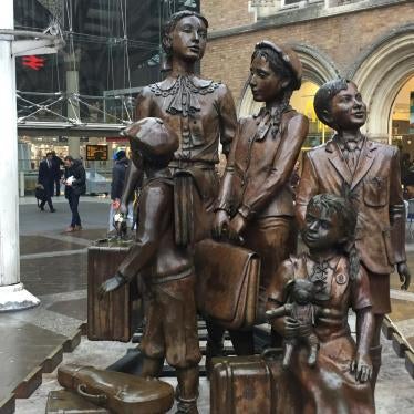 A statue in front of London’s Liverpool Street Station commemorates the Kindertransport. A plaque at the base expresses “gratitude to the people of Britain for saving the lives of 10,000 unaccompanied mainly Jewish children who fled from Nazi persecution 
