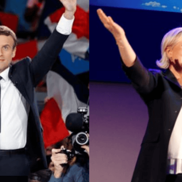 Emmanuel Macron et Marine Le Pen, candidats à l'élection présidentielle de 2017 en France. À gauche, Emmanuel Macron lors d’un rassemblement de son parti « En Marche ! » à Paris le 17 avril 2017. À droite, Marine Le Pen, lors d’un rassemblement du Front n
