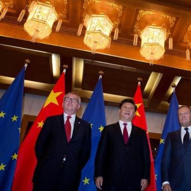 From left, European Commission President Jean-Claude Juncker, Chinese President Xi Jinping and European Council President Donald Tusk pose for photos before a meeting held at the Diaoyutai State Guesthouse in Beijing, China, on Tuesday, July 12, 2016