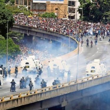 Demonstrators clash with riot police during the so-called "mother of all marches" against Venezuela's President Nicolas Maduro in Caracas, Venezuela April 19, 2017.