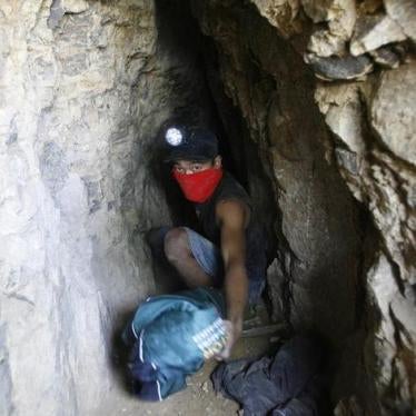 201801asia_indonesia_goldmine An illegal miner leaves a cave after mining for gold in the mountain of Tumpang Pitu in Banyuwangi, East Java November 21, 2009.
