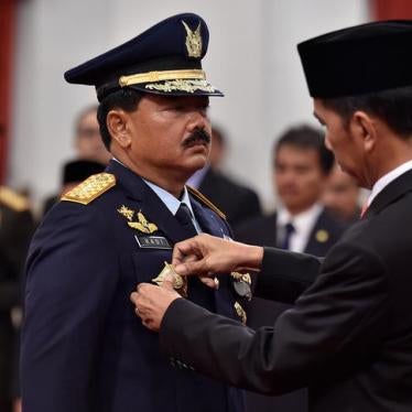 Indonesian President Joko Widodo attaches the rank to the new Armed Forces Chief Marshal Hadi Tjahjanto during an inauguration ceremony at the Presidential Palace in Jakarta, Indonesia, December 8, 2017 