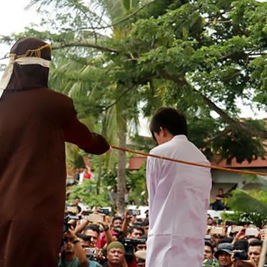 201801wr_indonesia_human_rights Two homosexual men were sentenced to 82 whips by the Shariah Court in Banda Aceh, Indonesia on May 23, 2017. They violated Islamic law in Qanun number 6, year 2014 Article 63, paragraph 1 regarding the Law of Liwath. Aceh i