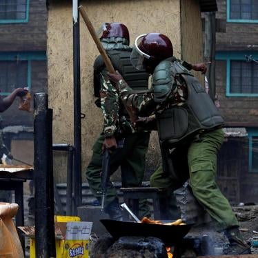 Residents flee as anti-riot policemen pursue opposition protestors in Mathare, Nairobi, on August 12.