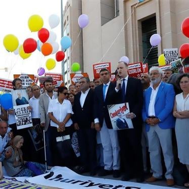A demonstration outside a courthouse in Istanbul, Turkey in solidarity with the staff of the opposition newspaper Cumhuriyet on trial over alleged support to terrorist groups, July 24, 2017.