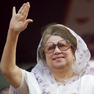 Bangladesh Nationalist Party (BNP) Chairperson Begum Khaleda Zia waves to activists as she arrives for a rally in Dhaka in this file picture taken January 20, 2014. A Bangladesh court issued an arrest warrant on March 30, 2016 for former prime minister an