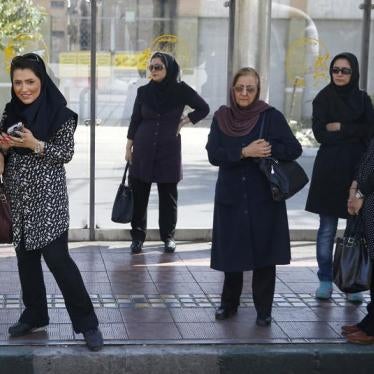 Women wait for a bus in central Tehran, Iran, August 24, 2015. © 2015 Reuters