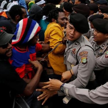 Protesters push policemen during a rally calling for their right to self-determination in the Indonesian controlled part of Papua, in Jakarta, Indonesia, December 1, 2016.