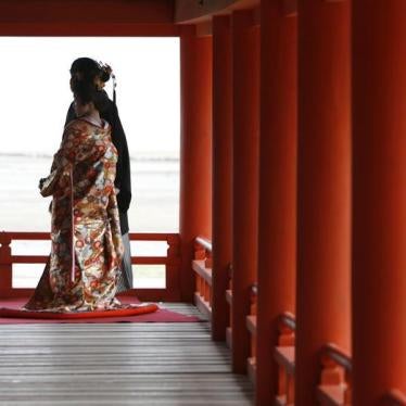 A bride in traditional Japanese wedding attire poses for photos with her groom at the Itsukushima Shrine in Hatsukaichi, southwestern Japan April 16, 2008.