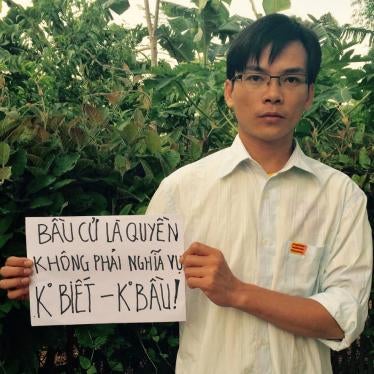 Nguyen Viet Dung holding a sign saying he boycotted Vietnam’s national election in May 2016. The sign says, “To vote is a right, not a duty. No knowledge [of the party-nominated candidates] – No vote.” ©Nguyen Viet Dung 2016