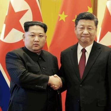 2018년 3월 28일 평양의 조선중앙통신이 보도한 이 촬영날짜 미상의 사진에서 중국에 비공식 방문한 북한 지도자 김정은이 베이징에서 중국 시진핑 국가주석과 악수하고 있다.