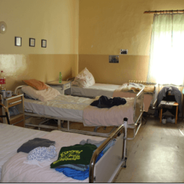 Soba u "Domu za psihički bolesne odrasle osobe" u Osijeku, ustanova za odrasle osobe sa psihosocijalnim poteškoćama. U periodu od 2012. do 2016. godine, 172 osobe od 200 su uspješno premještene u organizirano stanovanje u zajednici, uz potrebnu podršku. 