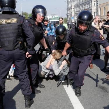 Policemen detain opposition supporters during a protest ahead of President Vladimir Putin's inauguration ceremony, Moscow, Russia May 5, 2018. 