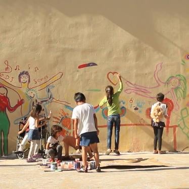 أطفال يزينون جدارا في مخيم "بيكبا" لطالبي اللجوء على جزيرة ليزبوس. يساعد المتطوعون الأطفال هناك على 