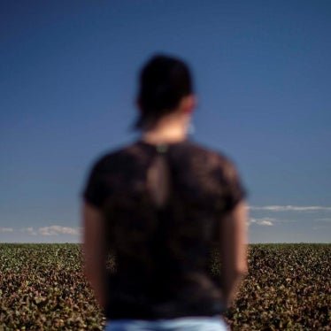 Carina, a women in her mid-30s who studies at a school in the municipality of Primavera do Leste, Mato Grosso, stands near a cotton plantation. Carina suffered acute poisoning while attending school in 2017: “I started feeling sick, nauseous…. I started v