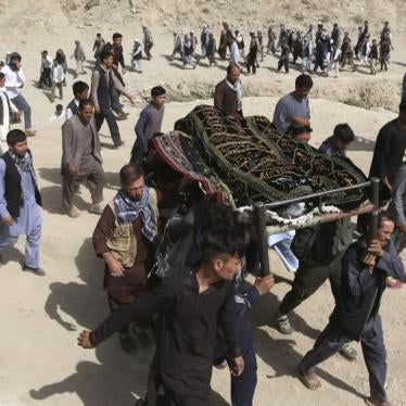 Men carry the coffin of a relative who died in the suicide bombing at Mawoud Academy in Kabul, Afghanistan, August 16, 2018.