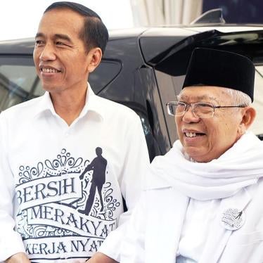 Joko Widodo, Indonesia's president, left, stands for photographs with Ma'ruf Amin, top Islamic cleric and vice presidential candidate, after submitting their nomination papers to the General Election Commission in Jakarta, Indonesia.