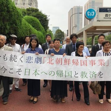 Five plaintiffs who filed a lawsuit against North Korea for the “Paradise on Earth” campaign hold a banner, accompanied by their supporters, in Tokyo, August 19, 2018.