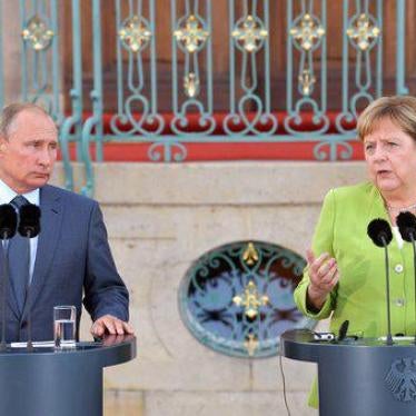 Der russische Präsident Wladimir Putin und Bundeskanzlerin Angela Merkel während ihres Treffens im Gästehaus Meseberg.