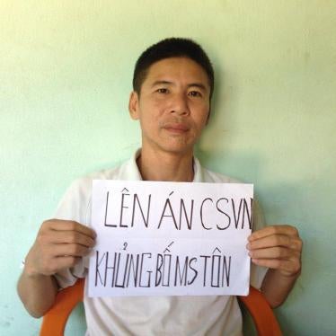 Nguyen Trung Truc hold a sign, “Condemn the Vietnamese Communist for terrorizing Pastor [Nguyen Trung] Ton” 