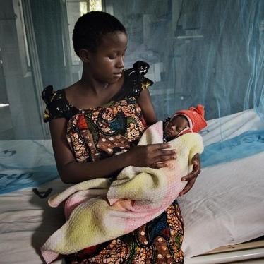 Angela, une jeune mère âgée de 15 ans, photographiée avec son bébé dans un hôpital à Shinyanga, en Tanzanie, en août 2014.