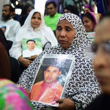 Bangladeshis hold photos of missing relatives during a press meeting in Dhaka on December 4, 2018.  Hundreds joined in the protest demanding justice for the victims. © 2018 Munir UZ ZAMAN / AFP/ Getty Images
